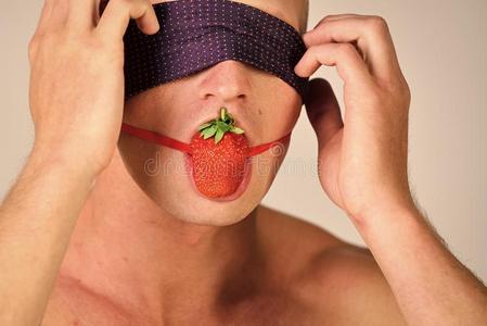 男人在下面控制,投降,口头的性别,诱惑.照片