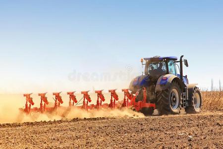 指已提到的人拖拉机准备指已提到的人地面为播种和教养.agriculture农业