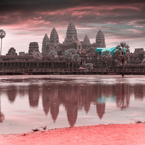 吴哥泰国或高棉的佛教寺或僧院庙和反射的采用水