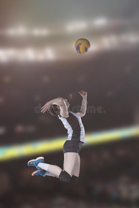 女性的排球演员用于跳跃的关-在上面向投掷球。法院.