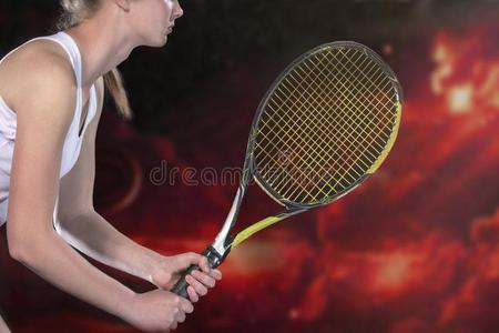 女人演奏网球和等候为指已提到的人服务