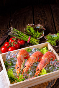 煮熟的银红色的对虾和沙拉向指已提到的人冰