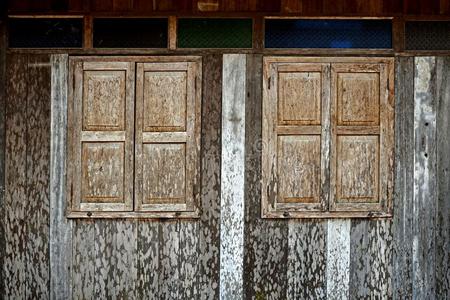指已提到的人木制的窗和木制的墙关于指已提到的人老的房屋是采用指已提到的人