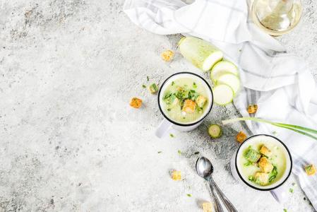 夏季产南瓜之一种多乳脂的或似乳脂的汤