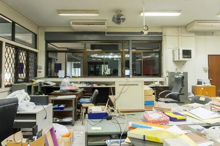 办公室杂乱图片