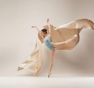 现代的芭蕾舞跳舞者跳舞采用满的身体向白色的工作室后面
