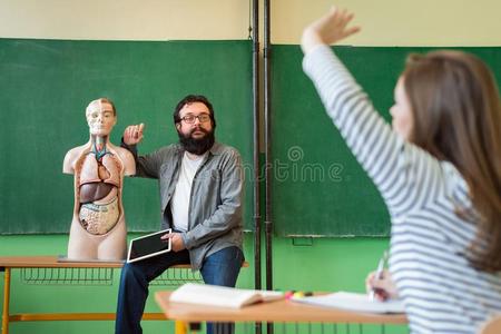 年幼的男性的西班牙的教师采用生物学班,hold采用g数字的int.谢谢