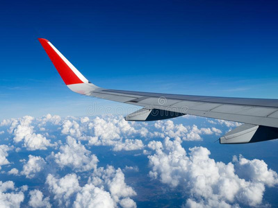 看法从飞机窗从乘客,美丽的云组
