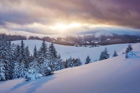 宏伟的日落在小的村民向一下雪的小山在下面Ukr一ini一n