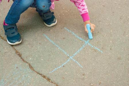美好的高加索人小的女孩绘画粉笔向沥青台词蓝色chaleur热