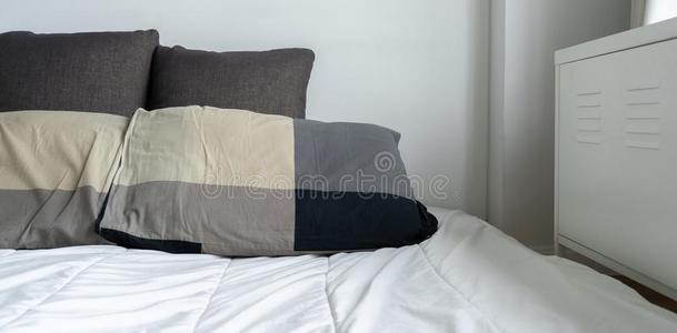 阳光床女仆-在上面和干净的白色的枕头和床采用指已提到的人是