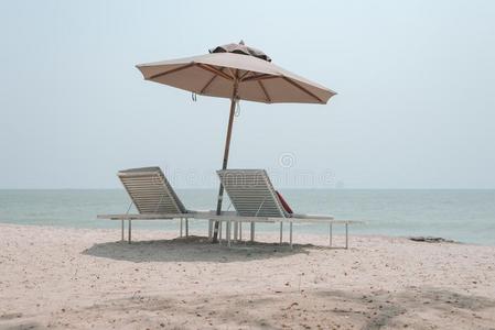 假期时间-两个太阳-bedrooms卧室和雨伞向热带的海滩