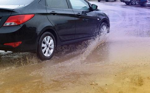汽车水坑图片