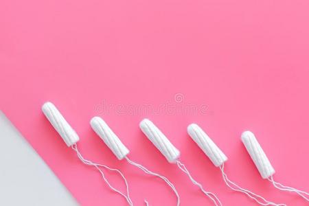 女人卫生保护.棉卫生棉条向粉红色的背景顶