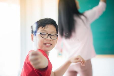 学生和教师在学校旅行和幸福的采用教室