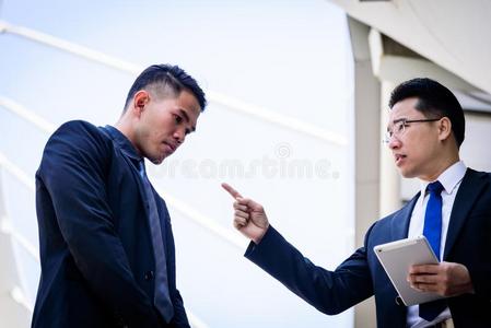 两个亚洲人商人有讲话为商业视力.