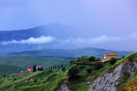 美丽的夏风景采用托斯卡纳区采用一有暴风雨的d一y