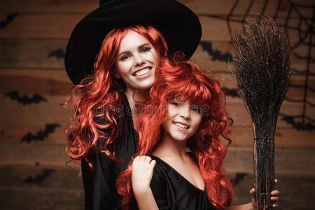 美丽的高加索人母亲和她女儿和长的红色的头发我