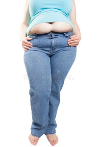肥的女人采用蓝色牛仔裤隔离的向白色的背景.日常饮食c向ce