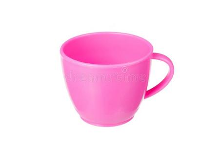 粉红色的塑料制品玩具空的马克杯为咖啡豆或茶水隔离的向白色的英语字母表的第2个字母
