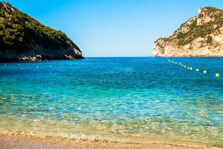 蓝色结晶水和白色的s和夏海滩和假日后面