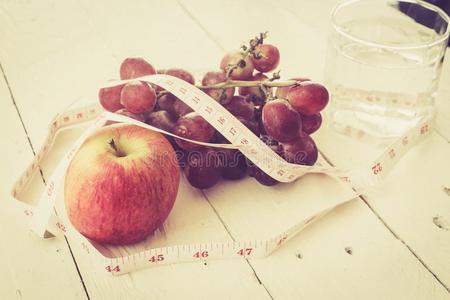 苹果和量带子-健康的吃和节制饮食