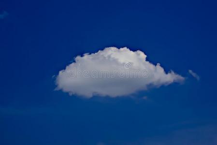 指已提到的人白色的云明亮地看得见的采用指已提到的人蓝色天.
