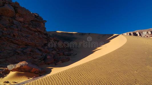 颜色阴影在沙丘采用塔西里纳杰尔n在ional公园,阿尔及利亚