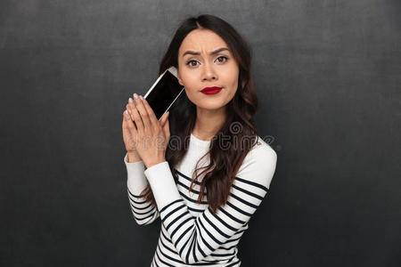 不开心的黑头发的妇女女人采用毛衣cover采用g智能手机