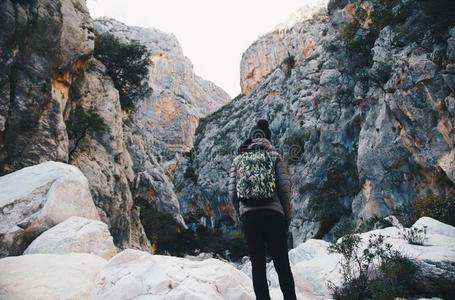 女人徒步旅行采用sdide指已提到的人深的峡谷采用欧洲-活动一