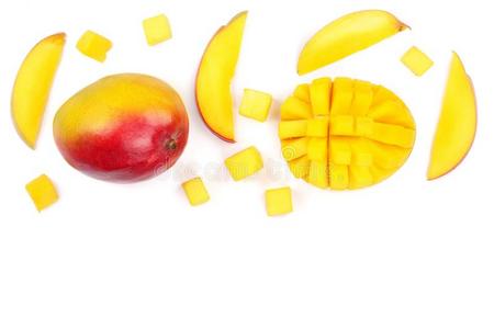 芒果成果和一半的隔离的向白色的背景和复制品土壤-植物-大气连续体