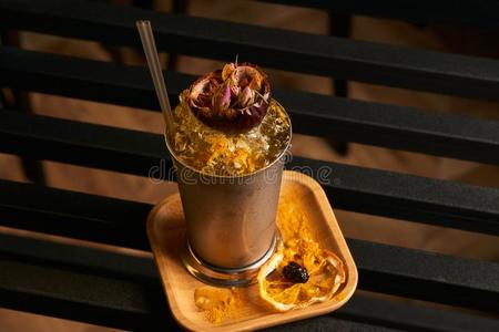 传统的墨西哥人鸡尾酒辛辣的米凯拉达鸡尾酒采用瓶子和墨西哥人布置为