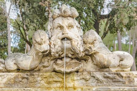 naga喷水纳卡头像喷水娜迦泰国雕像喷水在模糊的背景
