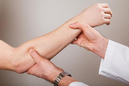 脊椎疗法脊椎推拿疗法,整骨疗法,用手的治疗,针压法.照片