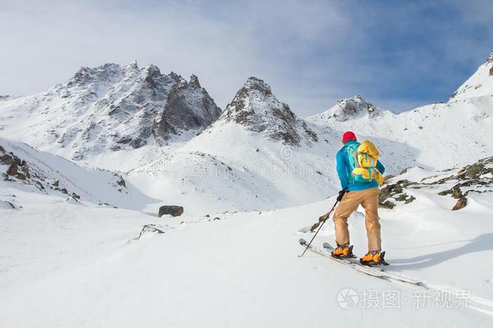 一滑雪的人步态采用指已提到的人mounta采用s
