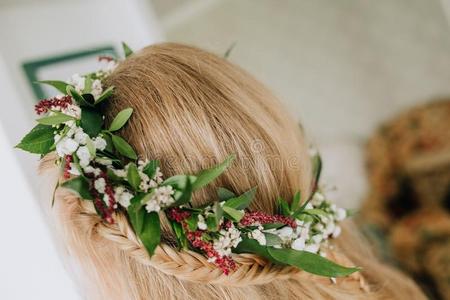 上端亚麻色的女孩花环花女孩垂在头两侧编或不编成辫子的长发房间照片