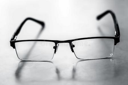 黑的有色的一半的框架边阅读眼镜或眼镜向cuba古巴照片