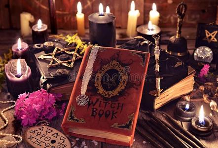 女巫书,黑的蜡烛和魔法和神秘主义者物体向计划照片
