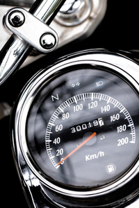 英里数典型的摩托车英里数仪表板,英里数采用白色的和balls球照片