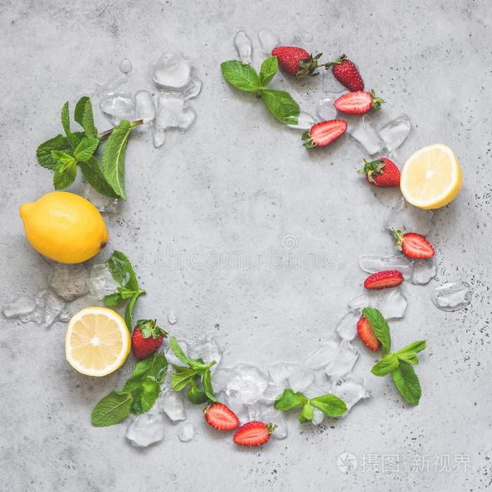 薄荷,冰,草莓和柠檬.使人精神焕发的夏柠檬ade采用