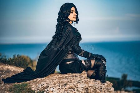 幻想英文costumeplay的简略写法美丽的威彻女孩向悬崖照片