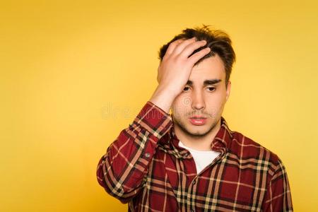 目瞪口呆的男人后悔懊悔使惊愕男人情感抓紧上端照片