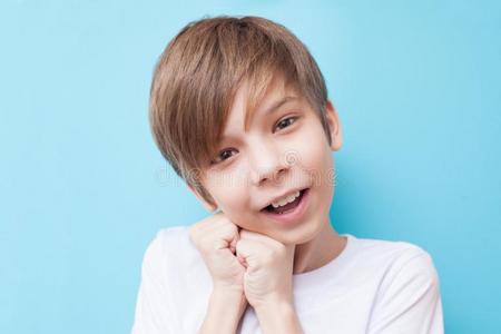 男生喜欢歪头男孩微笑和是(be的三单形式精神失常的照片