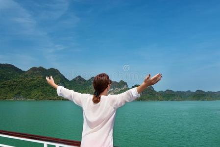 梦想同行女人同行的在旁边小船经过指已提到的人岛和武器在上面感觉