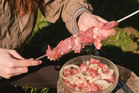 女人躺在锅里煮人肉图片