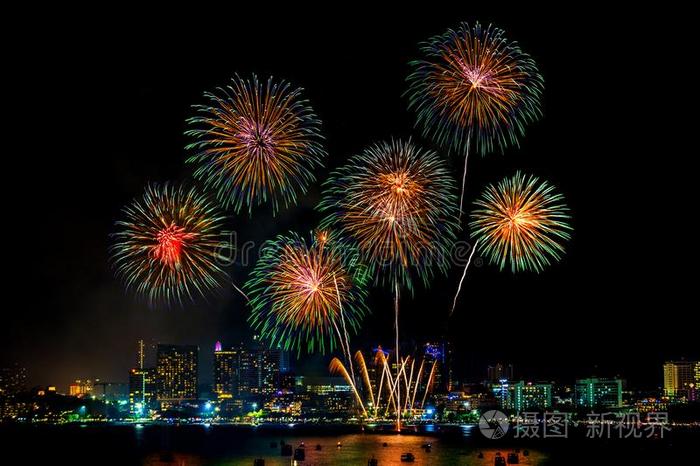 国际的烟火节日越过芭堤雅城市和海滩