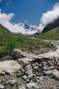 木制的桥和山河,俄国的联邦,高加索山脉,照片