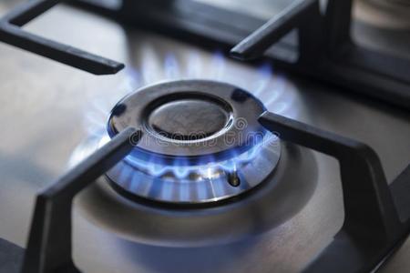 厨房气体炊具和燃烧的火丙烷气体照片