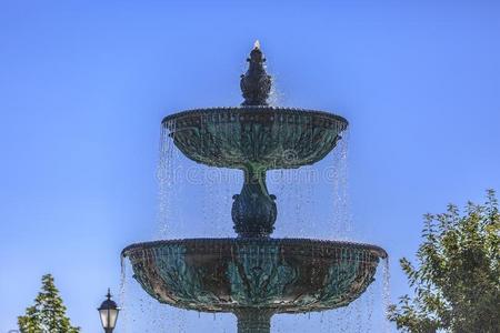 地位较高的和下方的盆关于铜人造喷泉照片
