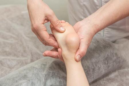 男按摩师宝宝婴儿脚按摩照片